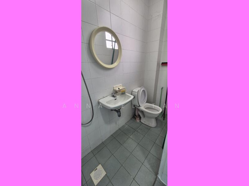 Helpers toilet