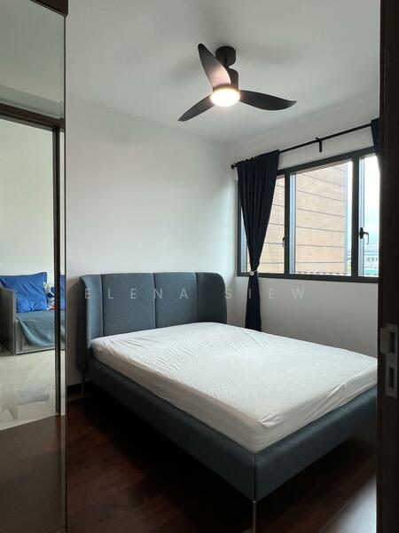 Generous room size to fit Queen bed