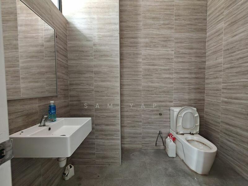 Interlocal Centre, 100G Pasir Panjang Road, 1,722 sqft, Light Industrial (B1) For Rent, by Sam Yap, 60101643 - Bathroom - CommercialGuru.com.sg