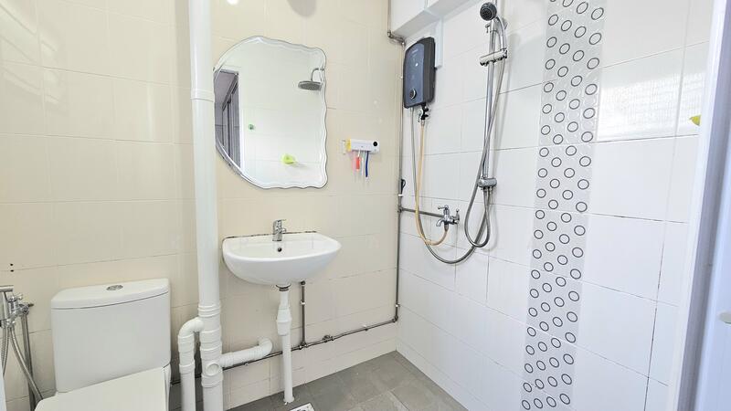 Masterbedroom toilet - bright and clean