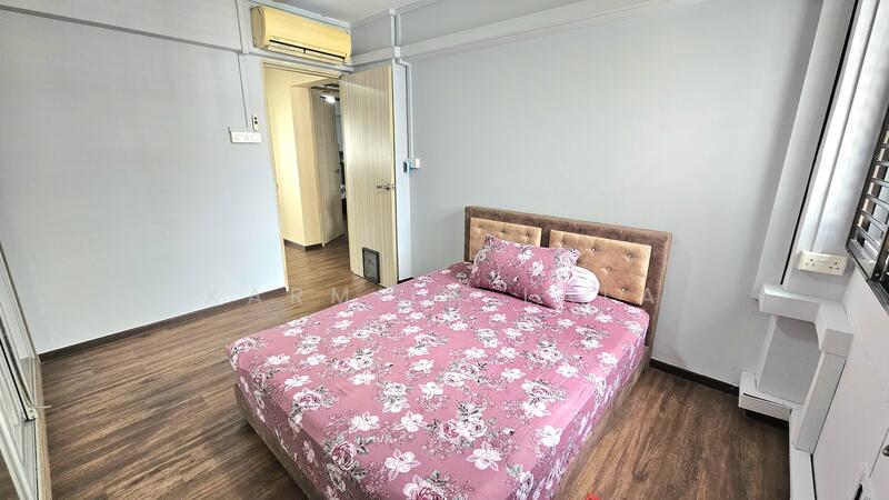 Masterbedroom-spacious can fit king size