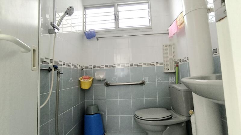 418 Ang Mo Kio Avenue 10, 418 Ang Mo Kio Avenue 10, Room Rental, 100 sqft, HDB Flat For Rent, by Kay HO 何杰彬, 60101808 - Bathroom - PropertyGuru.com.sg