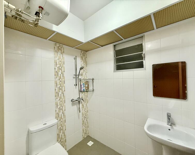 512B Yishun Street 51, 512B Yishun Street 51, Room Rental, 100 sqft, HDB Flat For Rent, by VIVIAN Chan, 60102197 - Common Bathroom - PropertyGuru.com.sg