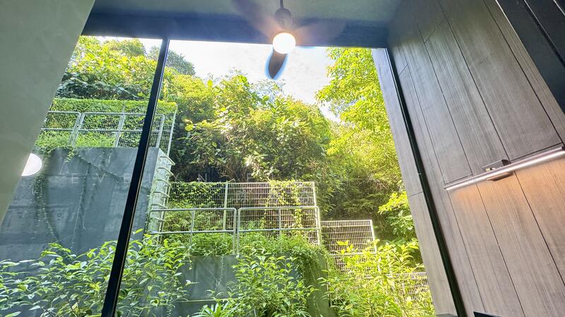 Patio w Greeneries & Zip Track (Privacy)