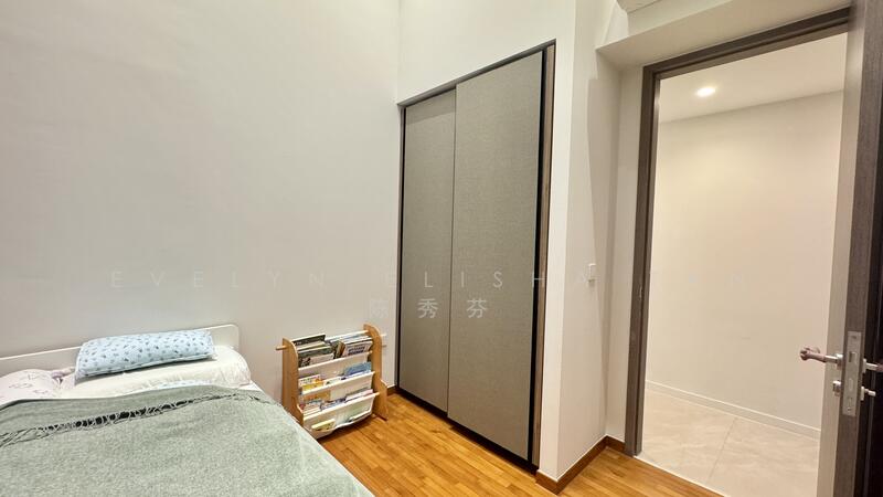 Common Rm w 4.65m CH can fit Double Bed