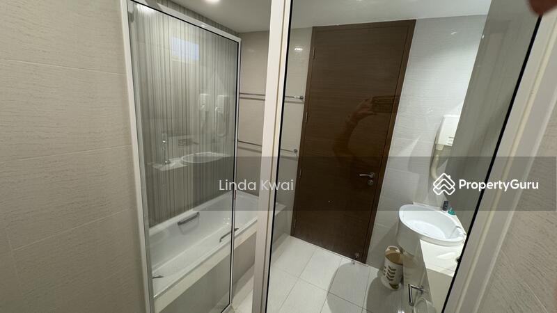 Bathroom with bathtub 