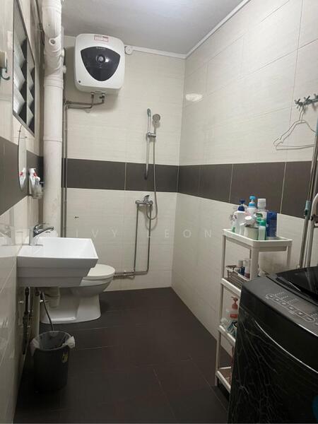 Spacious common bathroom