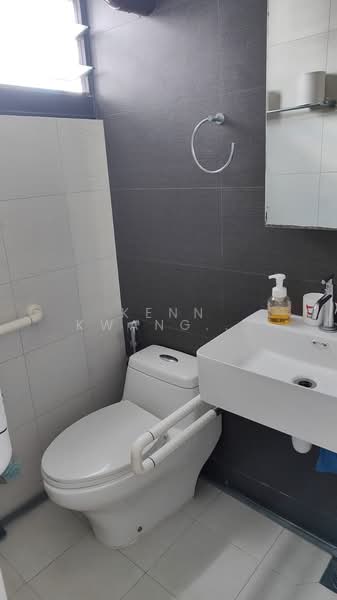 602 Ang Mo Kio Avenue 5, 602 Ang Mo Kio Avenue 5, Room Rental, 150 sqft, HDB Flat For Rent, by Kenn Kwang Yu Xiang, 60102941 - Bathroom - PropertyGuru.com.sg
