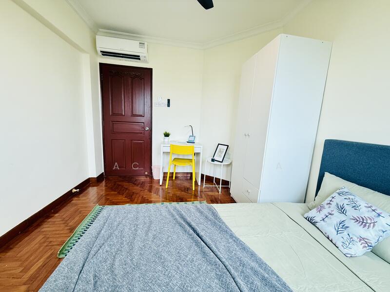 Blk 16 R3) Common Queen: $1,400/mth (Avail Now) (1)