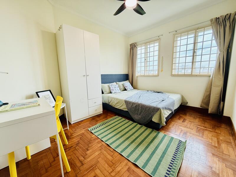 Blk 16 R3) Common Queen: $1,400/mth (Avail Now) (2)