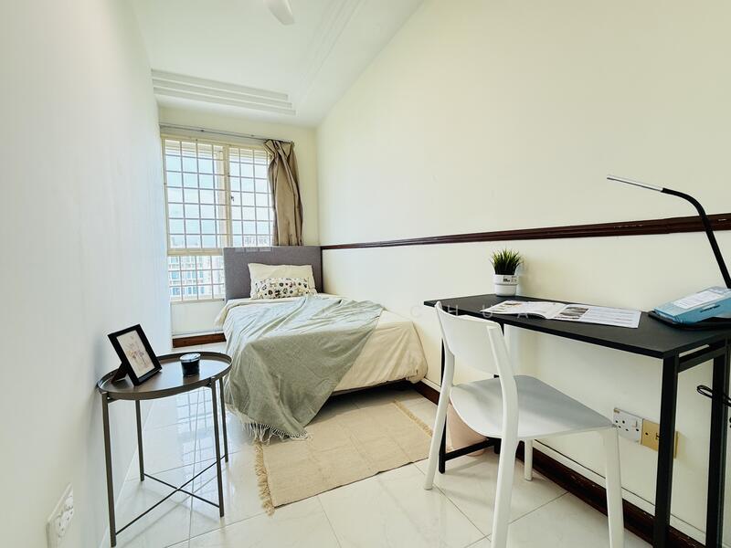 Blk 16 R5) Common Super Single: $1,250/mth (Avail Now) (1)