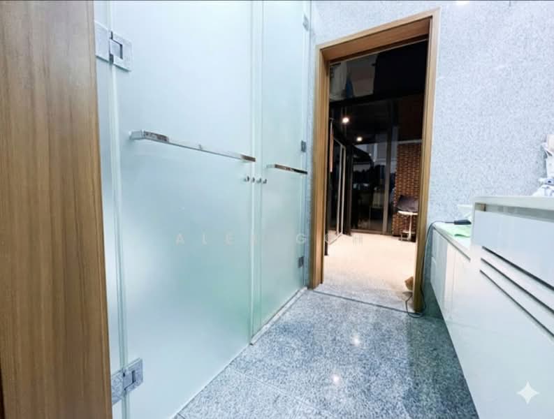 Watertown Condominium For Sale at S$ 1,540,000 | PropertyGuru Singapore - Common bathroom