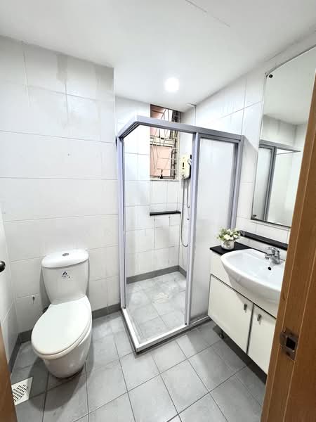 Sims Green, 9 Lorong 27A Geylang, 3 Bedrooms, 1,625 sqft, Condominium For Sale, by Carol Chen, 60105254 - Actual Common Bathroom - PropertyGuru.com.sg