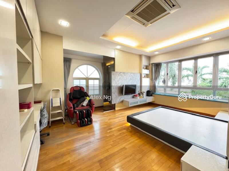 For Sale - Cheap! Freehold, Semi-D, Back No block, short walk to Mrt, Good Location, A&A Done, 5 cars