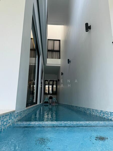 Covered Lap Pool & Jacuzzi 