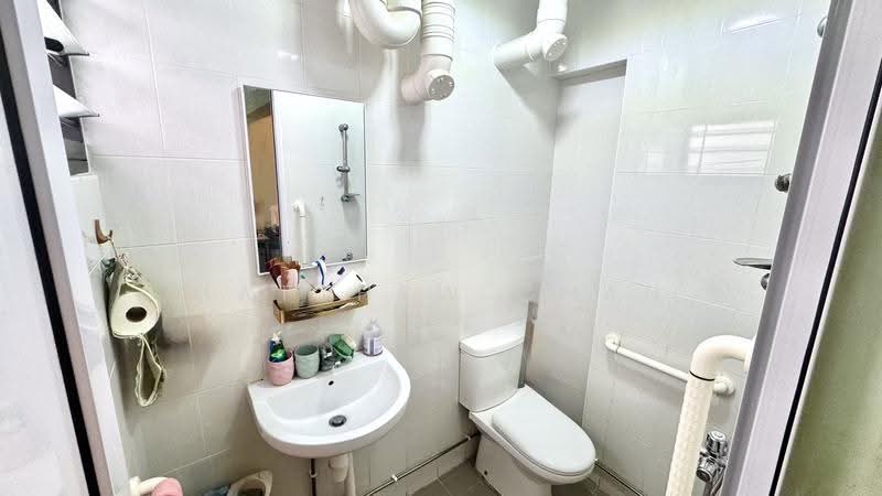 222 Serangoon Avenue 4, 222 Serangoon Avenue 4, Hougang / Punggol / Sengkang, 3 Bedrooms, 1,065 sqft, HDB Flat For Sale, by Matthew Chan, 60106090 - Upgraded Bathroom - PropertyGuru.com.sg