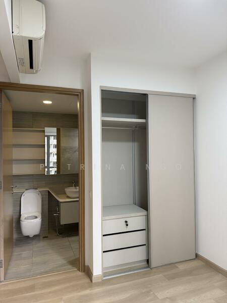 Master bedrm wardrobe 