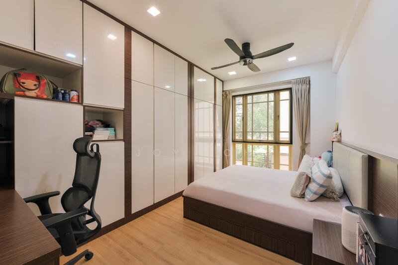 Master Bedroom: bright & spacious 