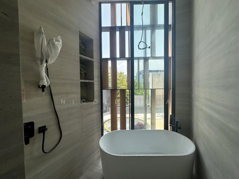 Serangoon Garden Estate, Tavistock Avenue, Hougang / Punggol / Sengkang, 5 Bedrooms, 6,200 sqft, Semi-Detached House For Sale, by Nicole Chia, 60107110 - Bathroom - PropertyGuru.com.sg