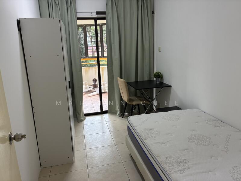 Small common room with balcony 
