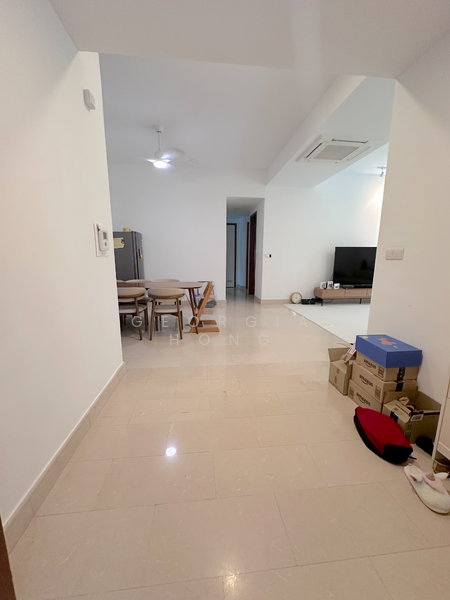 wide yet private entrance