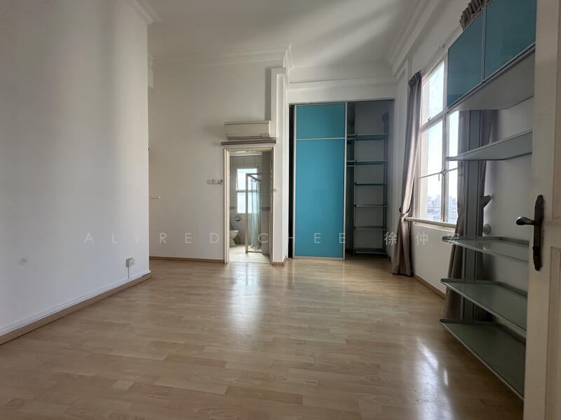 Huge 4th Bedroom with High Ceiling