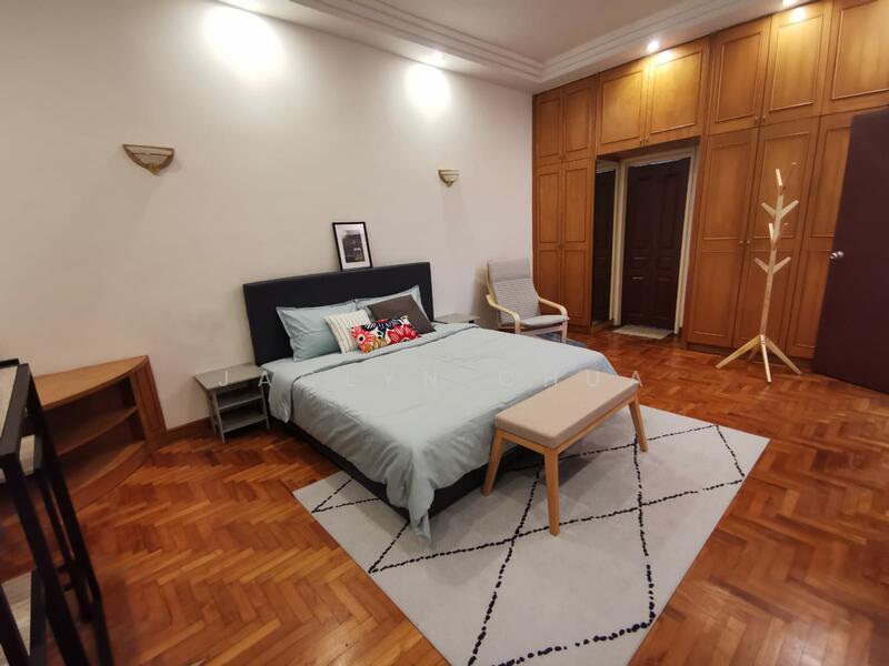 The Anchorage R1) Master King 