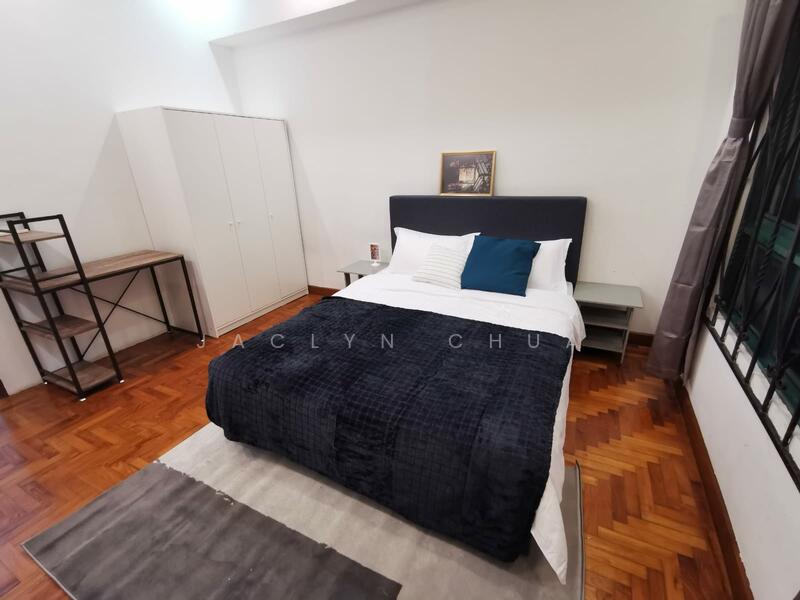 The Anchorage R2) Common Queen 