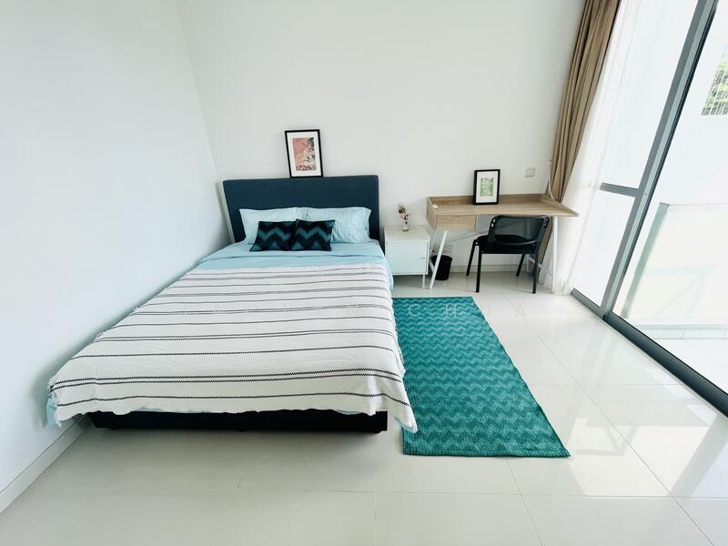 R4) Common Queen/ Balcony