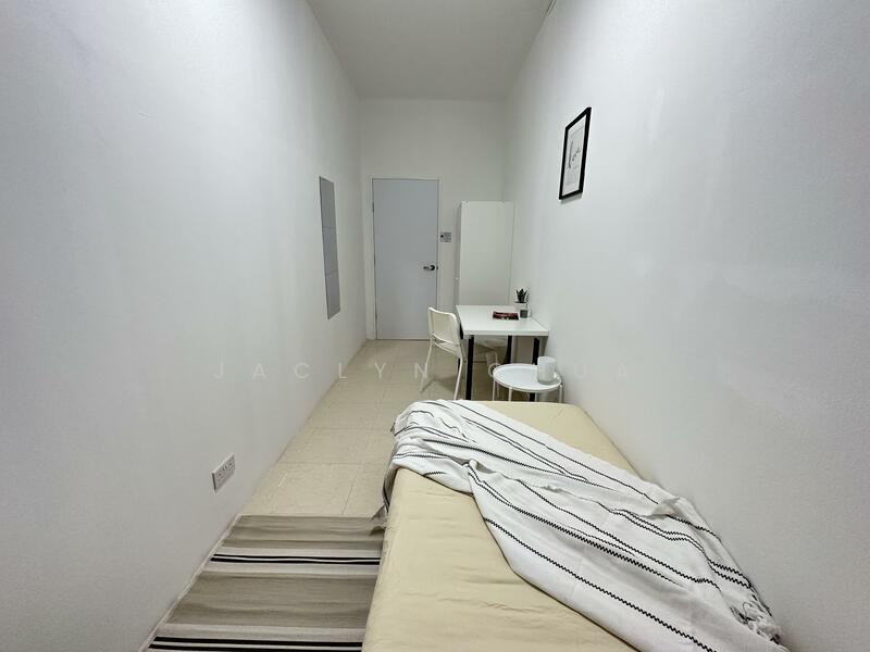 R4) Common Single w/ Balcony: $1250/mth (Avail Now) (2)