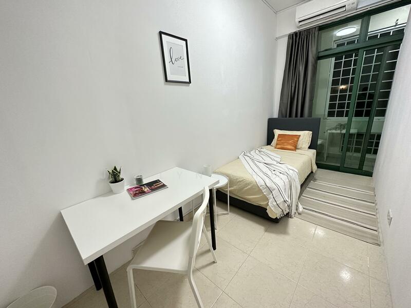 R4) Common Single w/ Balcony: $1250/mth (Avail Now) (1)