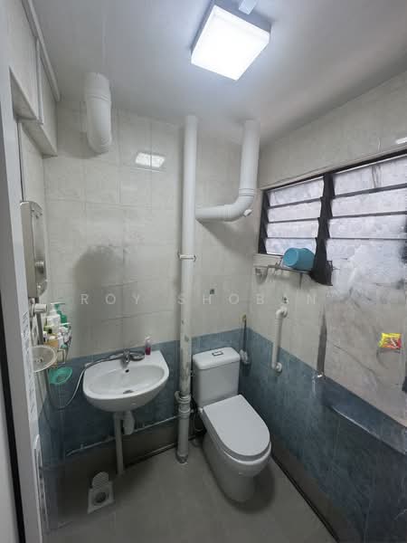 126 Yishun Street 11 HDB Flat For Sale at S$ 420,000 | PropertyGuru Singapore - Bathroom