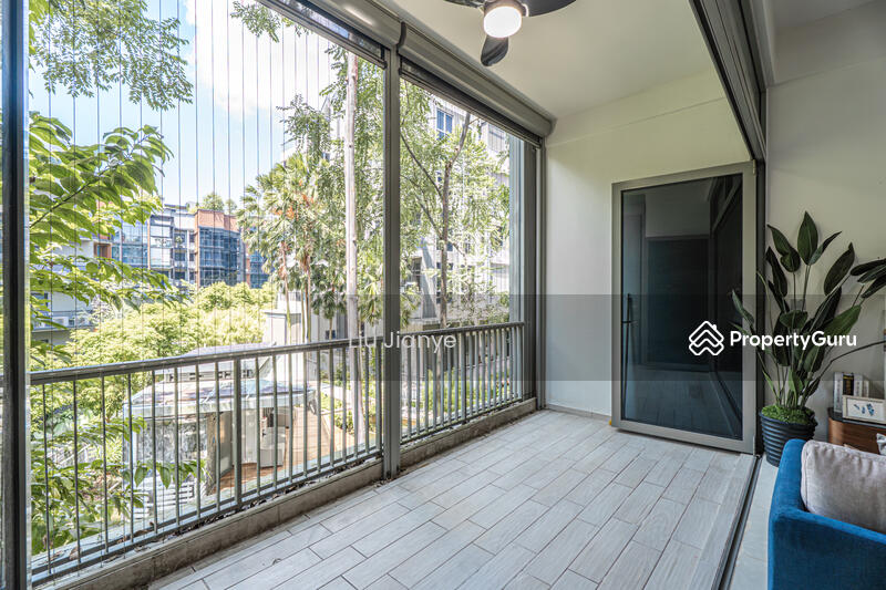 Balcony w/ Ziptrack