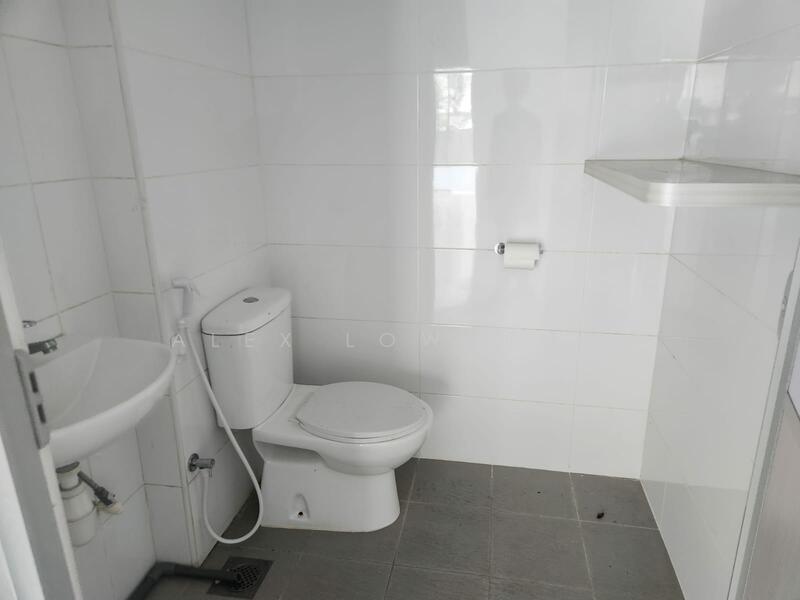 Showroom unit at ground floor, , 2,454 sqft, Light Industrial (B1) For Rent, by Alex Low 刘经佑, 60110757 - Bathroom - CommercialGuru.com.sg