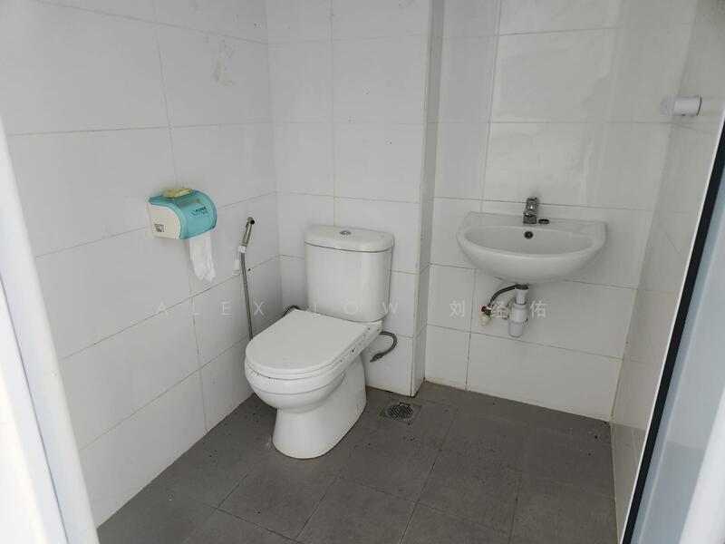 Showroom unit at ground floor, , 2,454 sqft, Light Industrial (B1) For Rent, by Alex Low 刘经佑, 60110757 - Bathroom - CommercialGuru.com.sg