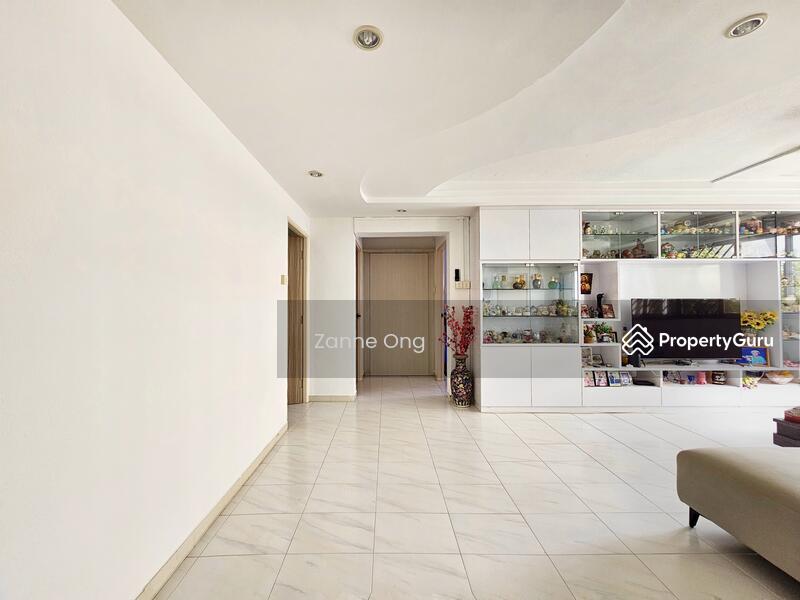 For Sale - Rare 5 room with huge living space corner unit at Tampines mature estate
