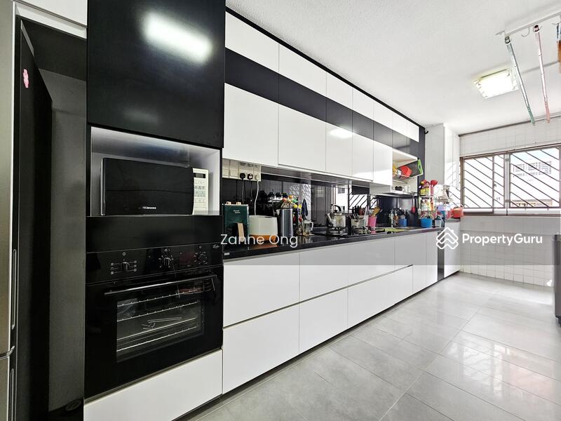For Sale - Rare 5 room with huge living space corner unit at Tampines mature estate