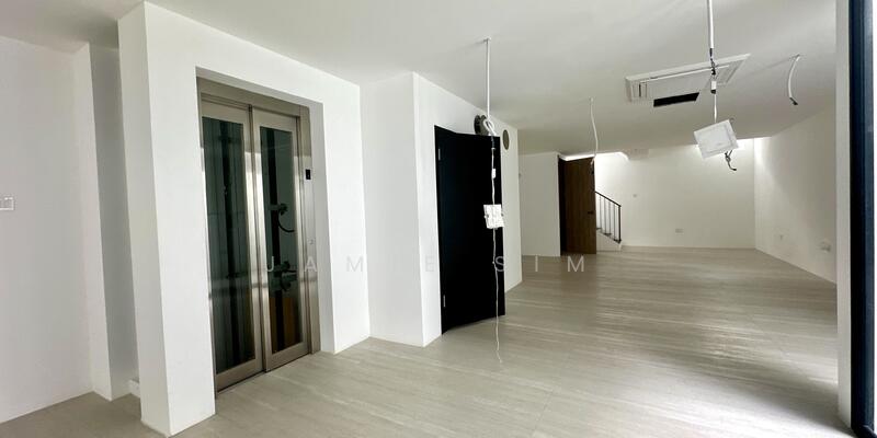 Basement with lift