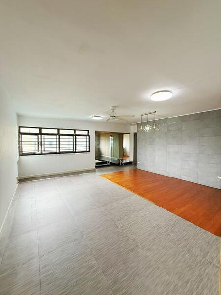 683B Choa Chu Kang Crescent HDB Flat For Sale at S$ 550,000 | PropertyGuru Singapore - Living Room