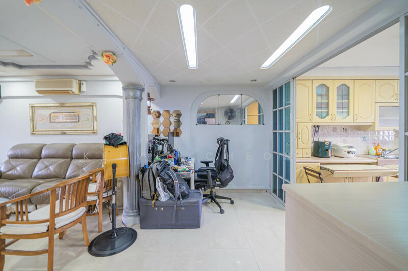 247 Jurong East Street 24 HDB Flat For Sale at S$ 450,000 | PropertyGuru Singapore - Living Room