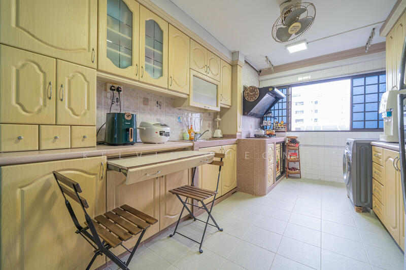 247 Jurong East Street 24 HDB Flat For Sale at S$ 450,000 | PropertyGuru Singapore - Kitchen