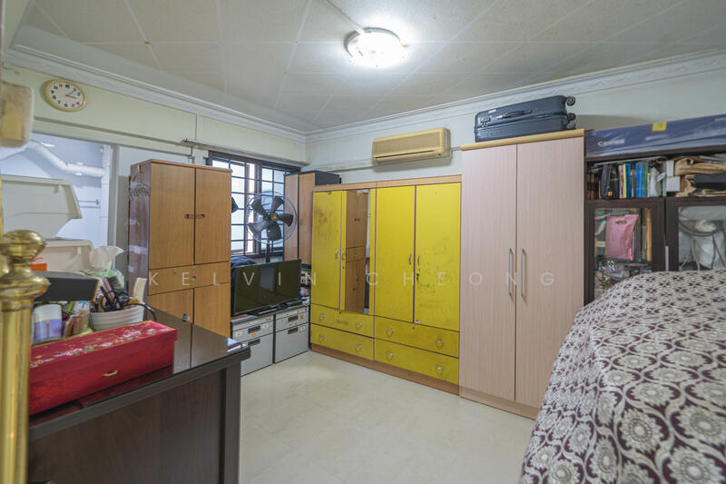 247 Jurong East Street 24 HDB Flat For Sale at S$ 450,000 | PropertyGuru Singapore - Bedroom