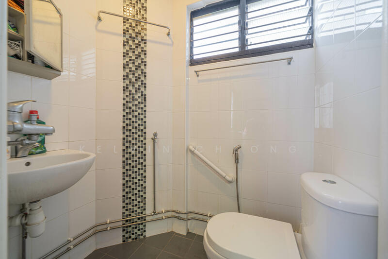 247 Jurong East Street 24 HDB Flat For Sale at S$ 450,000 | PropertyGuru Singapore - Bathroom