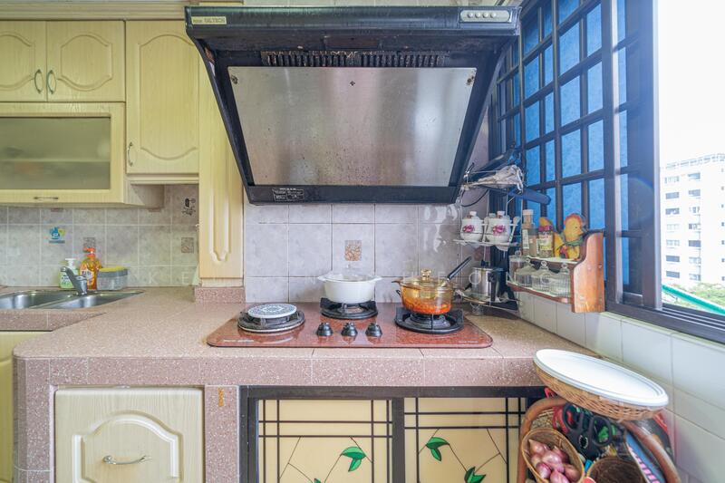 247 Jurong East Street 24 HDB Flat For Sale at S$ 450,000 | PropertyGuru Singapore - Kitchen