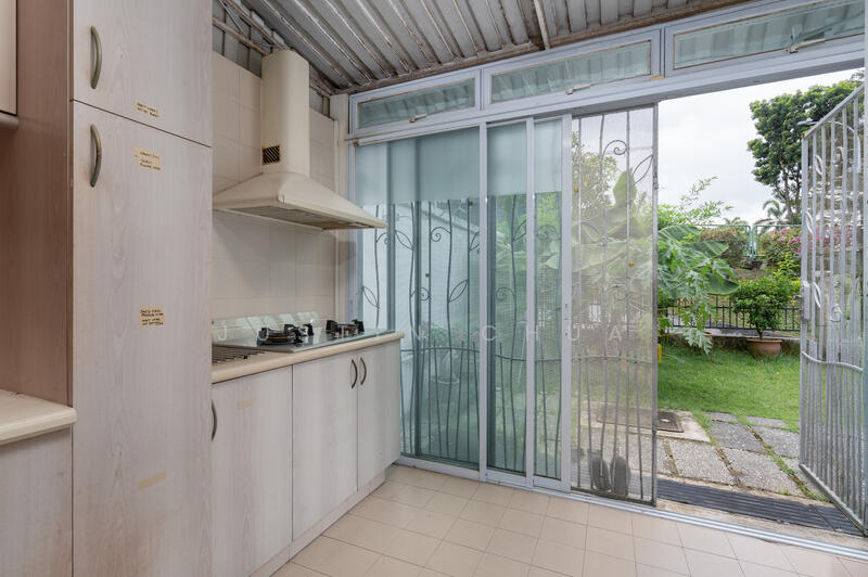 For Sale - Huge Inter Terrace, Face South, Backyard Opens to Park, Nice Number