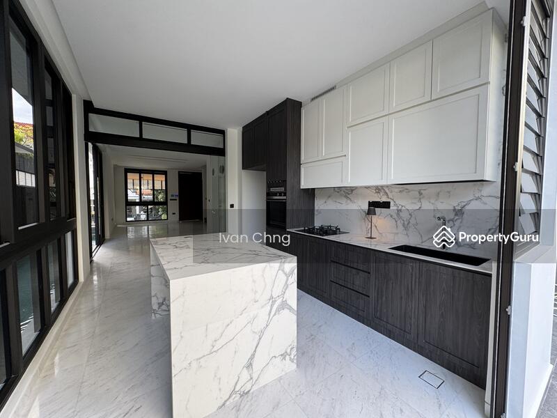 Bright kitchen that opens up to a spacious yard!