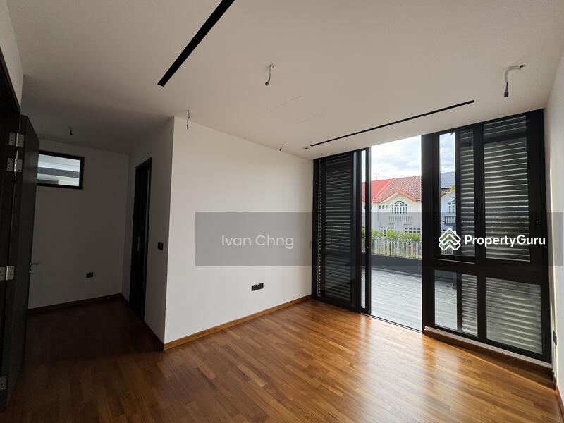 Master with space for Walk In Wardrobe or Inside Study