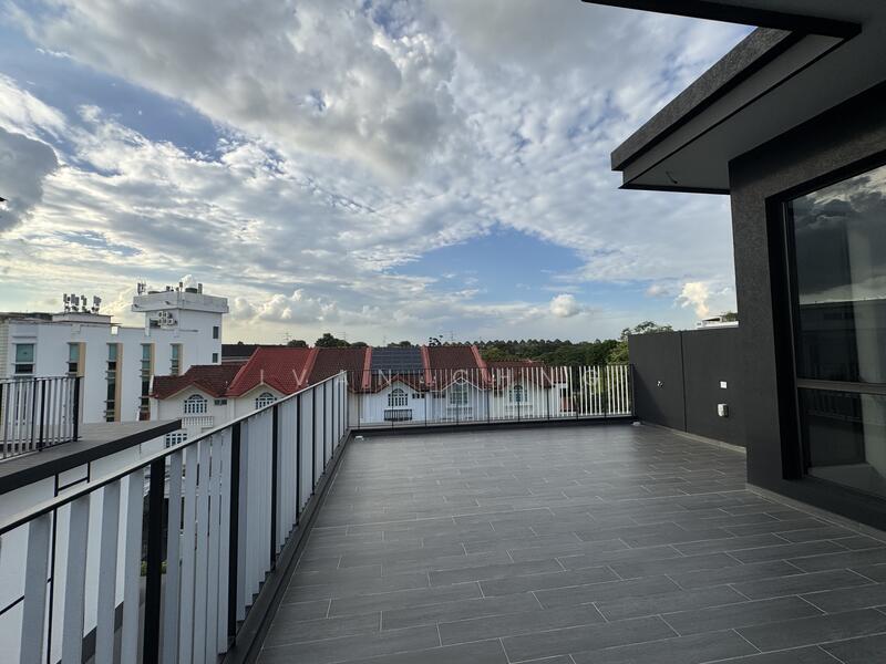 Breezy and Spacious Roof Terrace