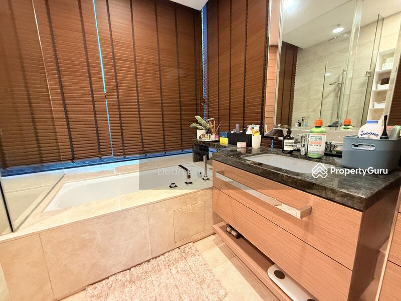 En-suite bath 2