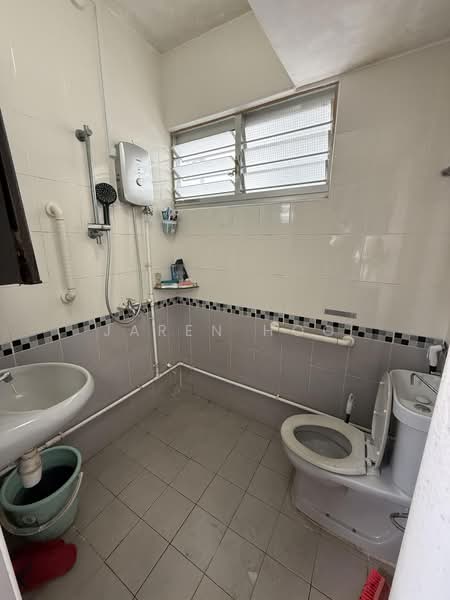 55 Chai Chee Drive, 55 Chai Chee Drive, 2 Bedrooms, 818 sqft, HDB Flat For Rent, by Jaren Hoo, 60114719 - Bathroom - PropertyGuru.com.sg
